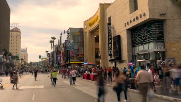 Tourists walk on Hollywood Boulevard — Stock Video