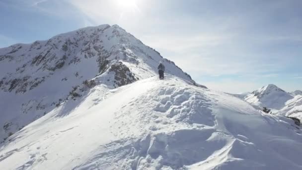 Uomo e donna arrampicatori che salgono sul pendio invernale della neve — Video Stock