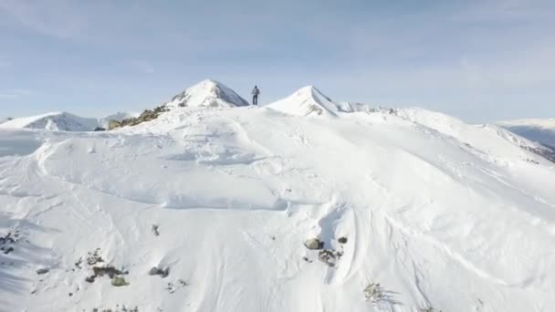 Vuelo Aéreo Alrededor del Pico de Montaña Trepador Subiendo — Vídeos de Stock