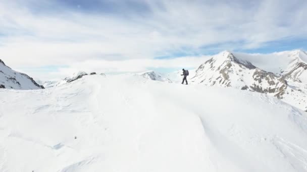 Flyg flyg runt bergstoppen Hiker klättra upp — Stockvideo