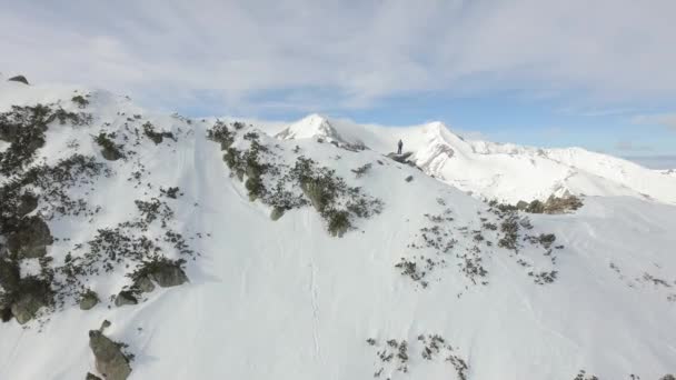 Volo aereo intorno a Mountain Peak Hiker arrampicata — Video Stock