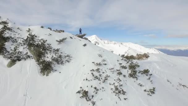 Voo aéreo em torno do pico da montanha Caminhante escalando — Vídeo de Stock