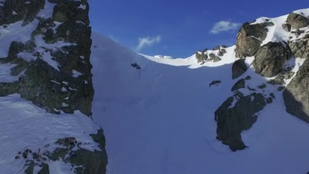 Luchtfoto landschap van de bergketen — Stockvideo