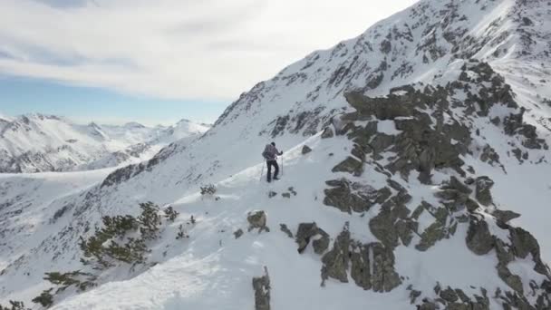 Luchtfoto vlucht rond de bergtop wandelaar klimmen — Stockvideo