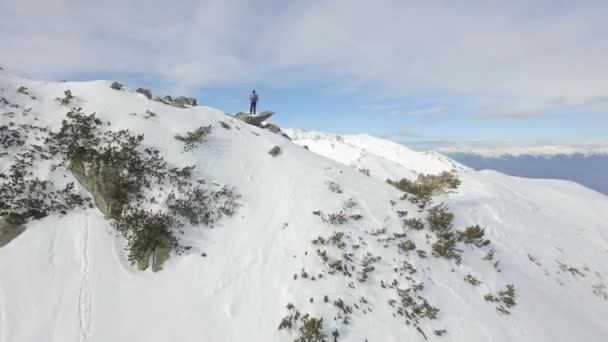 Voo aéreo em torno do pico da montanha Caminhante escalando — Vídeo de Stock
