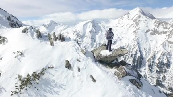 Воздушный полет вокруг горного пика, подъем туриста — стоковое видео