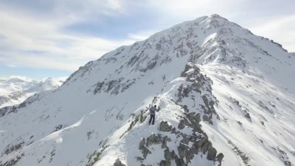 Voo aéreo em torno do pico da montanha Caminhante escalando — Vídeo de Stock