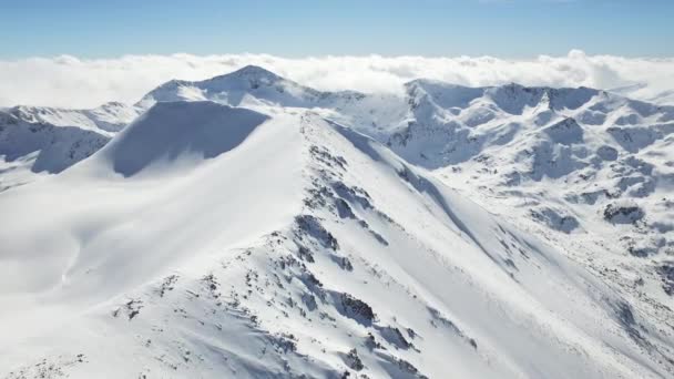 Luchtfoto landschap van de bergketen — Stockvideo