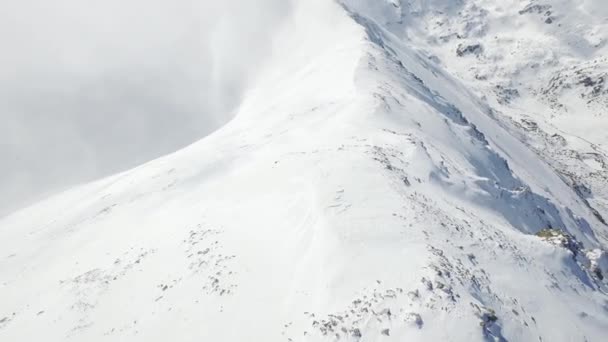 Prachtige besneeuwde bergketen — Stockvideo