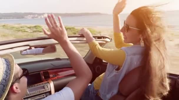 Izgatott fiatal férfi és nő magas Fiving vezetés átalakítható a strand nászút szerelem romantikus pár a nyaralás koncepció — Stock videók