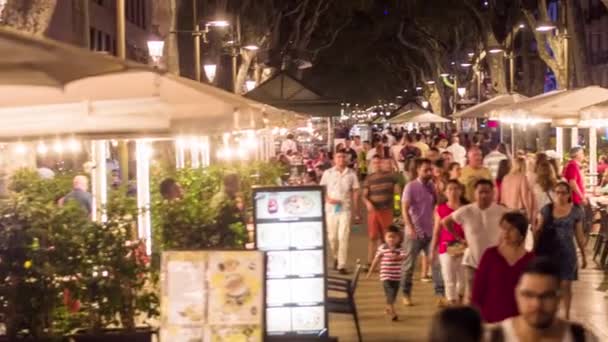 Barcelona, İspanya - Temmuz 2016 yaklaşık: İnsanlar La Rambla yavaş çekimde yürürken sokakta. — Stok video