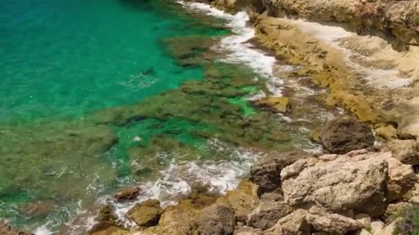 Torredembarra, spanien - ca. 2016: Leuchtturm der Stadt erhebt sich über der Meeresküste. — Stockvideo