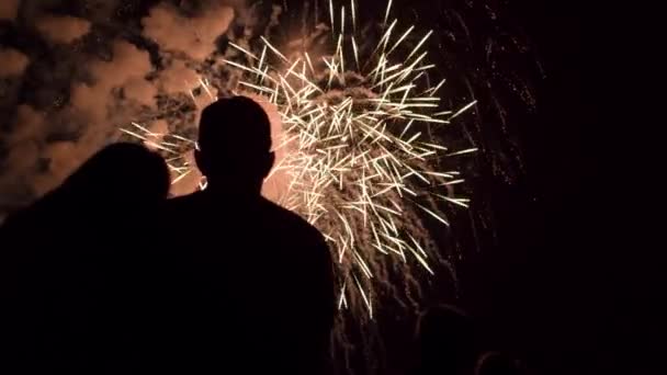 Silvesterfeuerwerk als Paar Silhouette umarmt junge Liebe romantische Datumsfeier Konzept