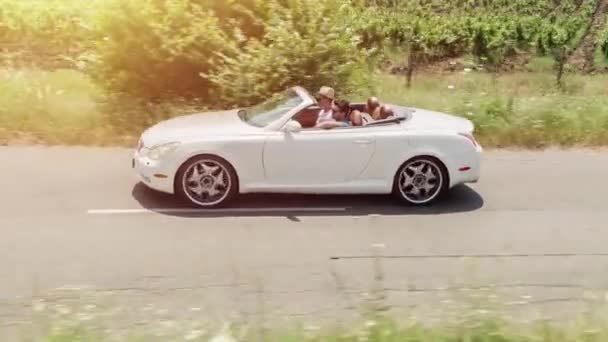 Cabriolethyra körning genom vackra landsbygden Road av vingården Tuscany resor antenn skott Sunset semester livsstil — Stockvideo