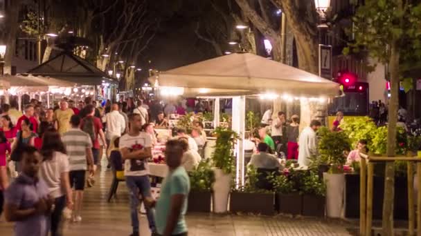 Barcelona, İspanya - Temmuz 2016 yaklaşık: İnsanlar La Rambla yavaş çekimde yürürken sokakta. — Stok video