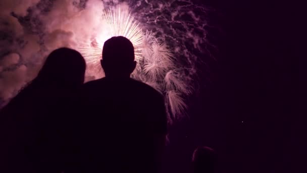 Hermosa exhibición de fuegos artificiales como pareja bonita joven disfrutar de amor romance aniversario feliz relación concepto — Vídeo de stock