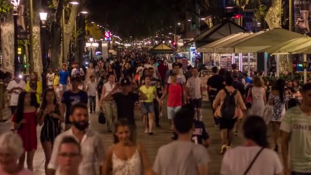 Barcelona, İspanya - Temmuz 2016 yaklaşık: İnsanlar La Rambla yavaş çekimde yürürken sokakta. — Stok video