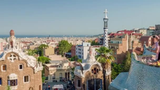 Barcelona, Spanje - Circa juli 2016: Toeristen nemen van foto's via Park Guell van Gaudi. — Stockvideo