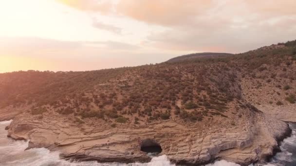 Красиві Середземноморського узбережжя в Sunset блакитна вода відпустку плашкові Греції Європи повітряних польотів — стокове відео