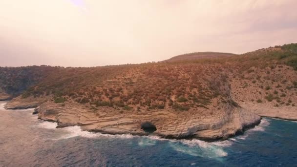 Thasos griechischer Küste Schwenkflug über Küstenfelsen am Ufer Menschen springen in natürlichen Pool mediterranes Urlaubskonzept — Stockvideo