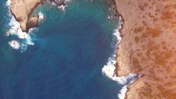 空中飞行过岛海岸岩石蓝色水悬崖美丽异国海岸自然度假假日海滩概念 — 图库视频影像