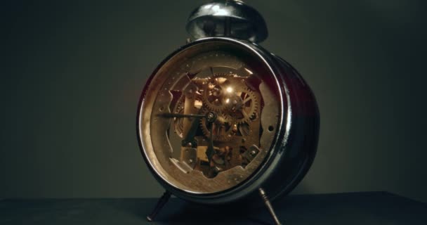 Orologio vecchio tempo con Cogs e frecce commoventi che mostrano il passare del tempo Il cambiamento inevitabile Morte rallentamento 8k — Video Stock