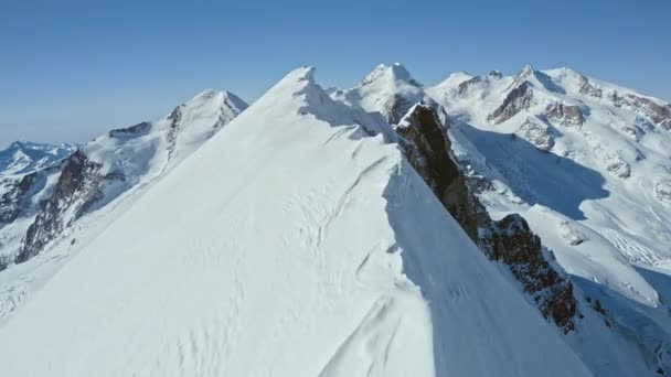 Alpy Zimna Góra Turystyka Śnieżna Sport Turystyka Eco Podróże Drone Lotnicze Nad szwajcarskim pasmem górskim Golden Hour Alpinizm Inspirująca przyroda 4k Slow Motion — Wideo stockowe