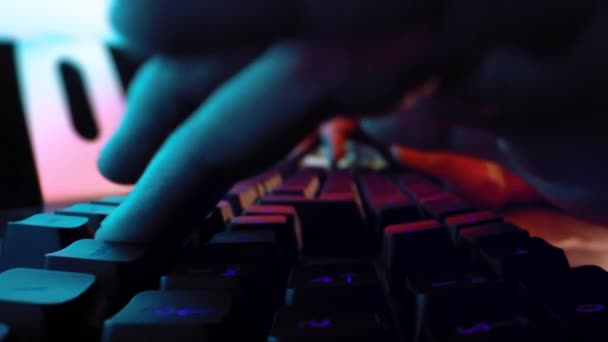 Cyber-Sicherheit Arbeiten Schreiben von E-Mails mit Internet-Geschäftsmann Hände auf Computer hinterleuchtet Nacht Hacking Das System Slow Motion Macro 8k — Stockvideo