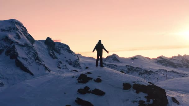 Fear Challenge Sikeres teljesítmény Epic Aerial of Sikeres hegymászó Emelő karok Siker Állva a hegytetőn Napnyugtakor Téli hegyek Alpok Egészséges életmód Üzleti siker koncepció — Stock videók