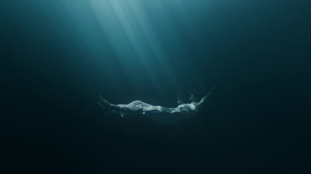 Силуэт депрессии Молодая женщина тонет в темном глубоком океане подводный шторм Черная вода Одиночество Насилие ПТСР ПТСР Сексуальное физическое эмоциональное насилие Психическое насилие Болезнь Илнес 4К — стоковое видео