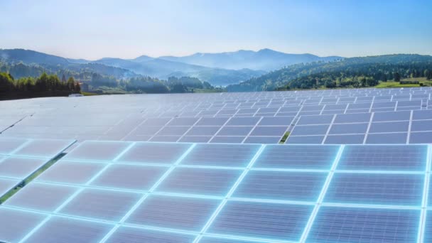 Vôo aéreo fotovoltaico dos painéis solares do armazenamento de energia solar da energia verde sobre os painéis da central solar da ecologia na tecnologia futura da energia renovável do por do sol Indústria verde da eletricidade 4K — Vídeo de Stock