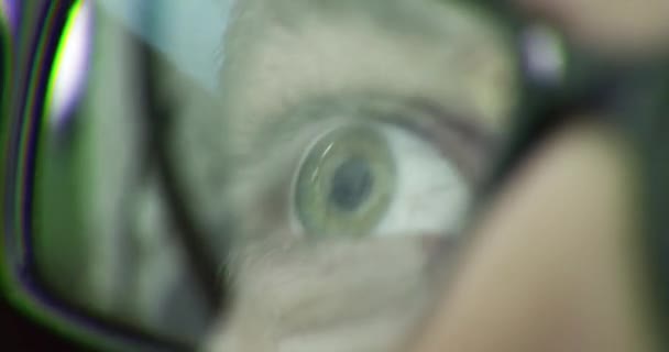 Genç Erkek Gözlüklü Yansıma Mobil Oyun Bağımlılığının Yüzünün Kapanışı Video Oyunlarının Çevrimiçi Akımı Bilgisayar Ekranı Sosyal Görünümü Kırmızı 8k Oyunlarının Önünde Oturuyor — Stok video