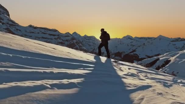 Alpinisme Trekking Everest Epic Aerial Of Successful Climber Heading Toward Success Hiking Up To Mountain Top Swiss Alps Vacation Healthy Lifestyle Happiness Achievement Concept — Video