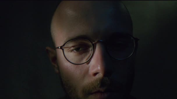 Vergrößern in Großaufnahme Traurig depressiver junger Mann Auge enthüllt Innenwelt Luftbild einsamer Mann steht in trostlosem Land — Stockvideo