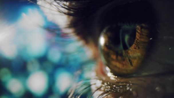 Close Up de íris colorida de olho Reflexões de tecnologia de Internet de mídia social Retina Contratos Dependência de tecnologia 8k — Vídeo de Stock