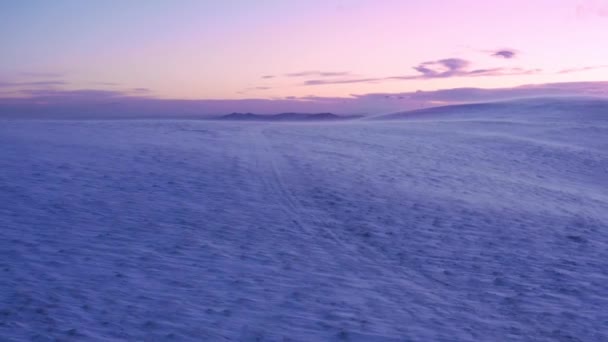 Aerial Shot Of National Park Winter Peak Temprano en la mañana Niebla Colorido Púrpura Naranja Cielo Frío Blizzard Cinematic Flight 4k — Vídeos de Stock