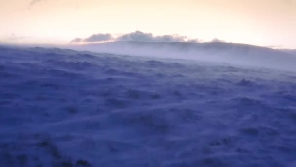 Volo aereo su neve che soffia in montagna Colline invernali Colori dell'ora d'oro Bellissimi colori Sky Resort Vacanza Volo cinematografico 4k — Video Stock