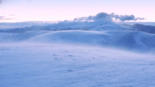 Volo aereo sopra il vento che soffia sulle colline di montagna invernali all'alba bei colori cielo freddo tempo cinematografico volo 4k — Video Stock