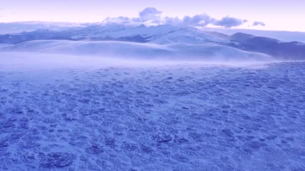 Drone Aerial Over Wind Wlowing Winter Mountain Hills Altın Saat Renkleri Güzel Noel Renkleri Tatil Sineması 4k — Stok video