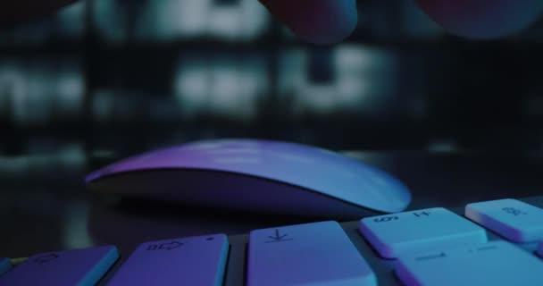 Primer plano de la codificación de los dedos en el teclado de la computadora Dim Lit Quantum Computing Cyber Security Slow Motion Macro 8k — Vídeo de stock