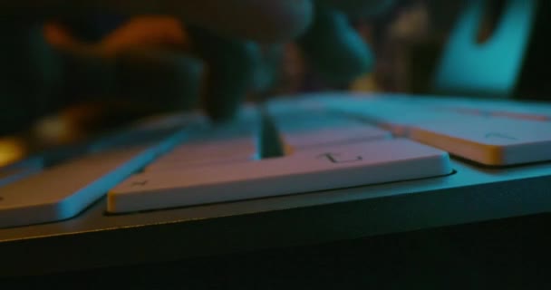 Homme d'affaires mains dactylographier sur ordinateur tard dans la nuit au travail Quantum Computing Futuristic Ai Slow Motion Macro 8k — Video