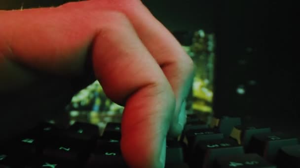 Man Programmeur vingers typen op de computer laat op het werk Toekomst en technologie Neuraal netwerk Slow Motion Macro 8k — Stockvideo