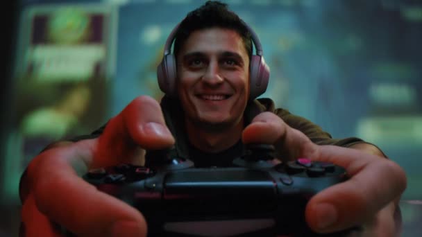 Heureux jeune homme Gamer jouer à des jeux vidéo tard dans la nuit à la maison Streaming Live Cyberspace Slow Motion Macro 8k — Video
