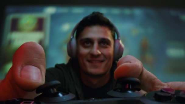 Joyeux jeune joueur jouant à des jeux vidéo tard dans la nuit au tournoi Streaming Live Esports Slow Motion Macro 8k — Video