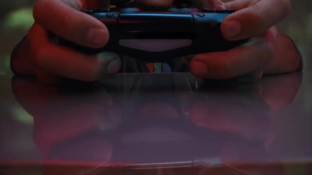 Jovem feliz jogador jogando jogos de console Backlit noite Streaming Jogar Embora Virtual Lifestyle Slow Motion Macro 8k — Vídeo de Stock