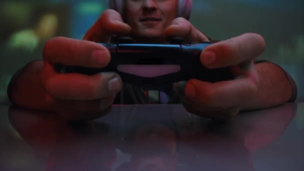 Возбужденный молодой мужчина геймер, играющий на игровой приставке поздно ночью дома Streaming Play Though Cyberspace Slow Motion Macro 8k — стоковое видео