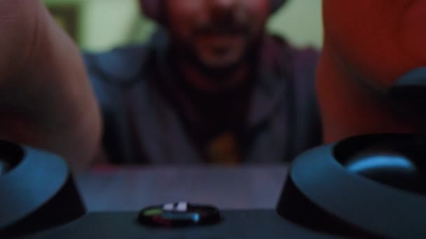 Мужчина геймер играет на игровой приставке тусклый свет Празднование турнира Медленное движение Макро 8k — стоковое видео