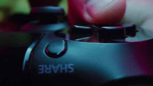 ゲーマーの指はビデオゲームコントローラーを保持しているバックライト付きナイトストリーミング再生Esportsスローモーションマクロ8k — ストック動画