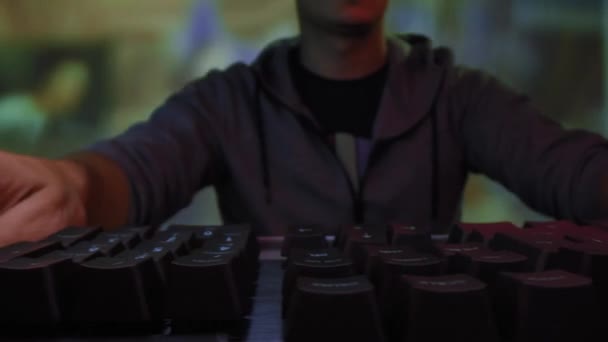 Begeisterte junge männliche Gamer spielen auf PC-Tastatur bei Nigh Streaming Live Hobby Slow Motion Macro 8k — Stockvideo