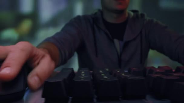 Happy Young Gamer Gry komputerowe Podświetlona noc świętowanie Cyberprzestrzeni Slow Motion Makro 8k — Wideo stockowe